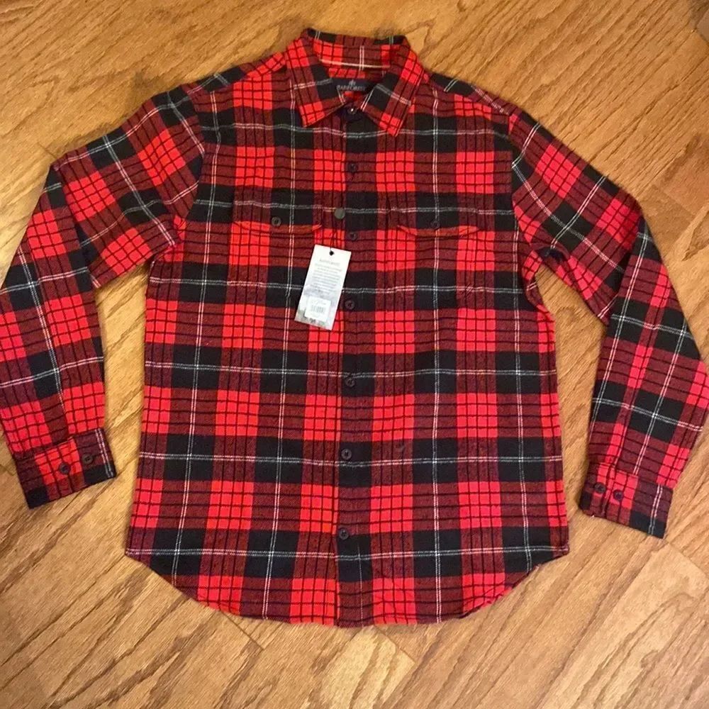 NWT rainforest, men’s size, medium flannel button up shirt, black and red